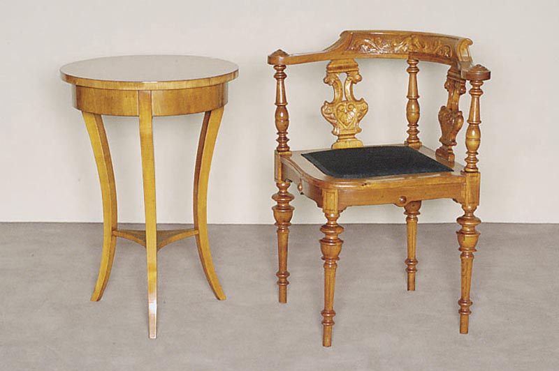 Schreibtischeckstuhl, deutsch, im GrÜnderzeitstil, Kirschbaum massiv, reiche Drechselarbeit, Zarge in sich leicht geschwungen, Balusterbeine, ...