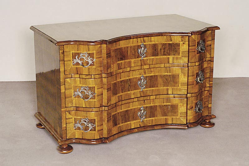 Doppelt geschweifte Kommode, Barockstil, Front horizontal aufgebaut, dickes Nußbaum- bzw. Pflaumenfurnier, Bandintarsien, z.T. rhomboid ...