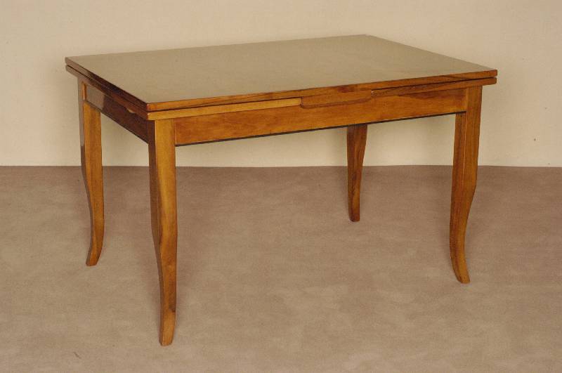 Ausziehtisch, im Biedermeierstil, Korpus Weichholz, Nußbaumfurnier, doppelt ausziehbar, Platte mit Lackschaden, leichte Gebrauchsspuren, ca. ...