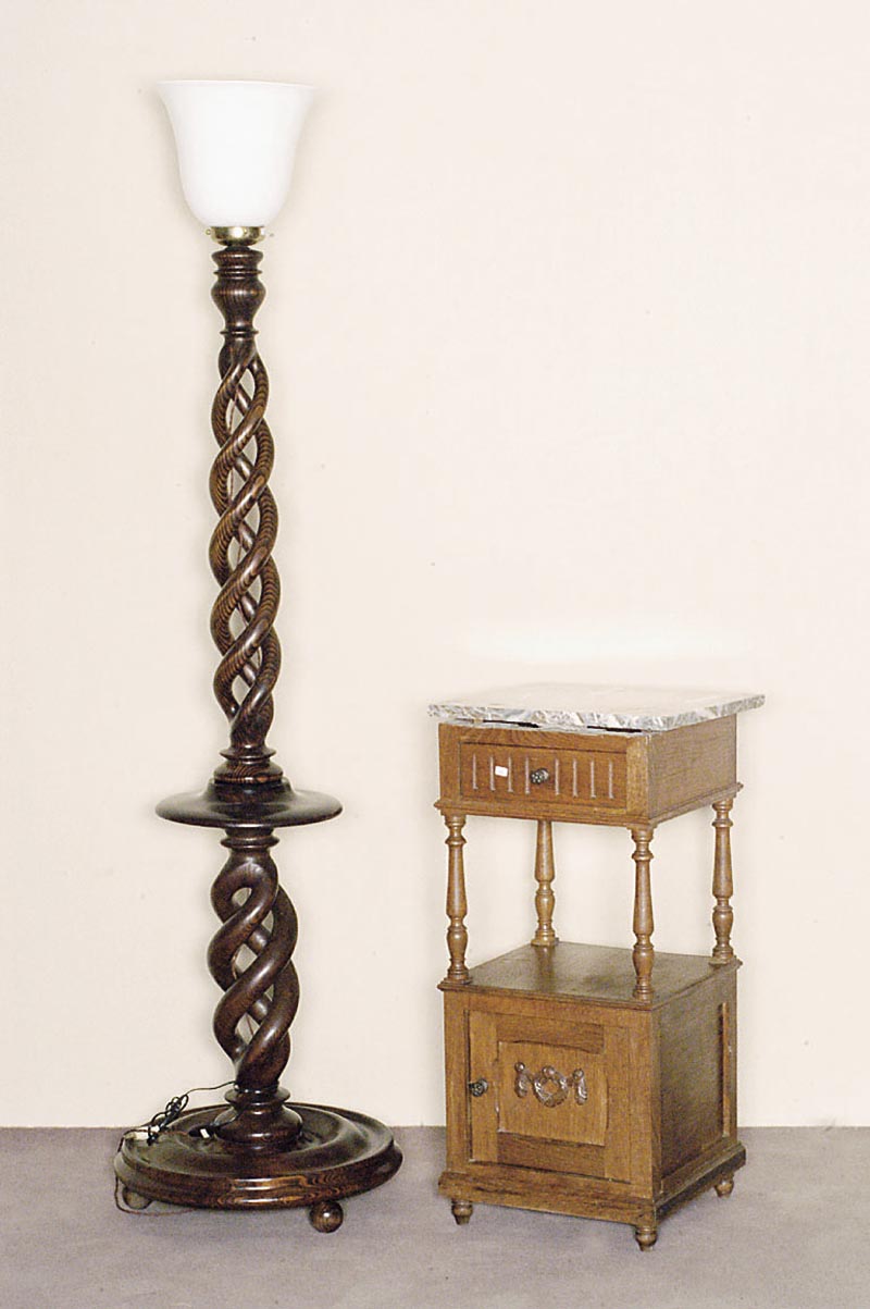 Stehlampe, Frankreich, um 1920, aufstrebend gewundener Fuß in Hartholz, fein ausgearbeitet , weißer Opalinglasschirm, wohnfertiger Zustand, ...