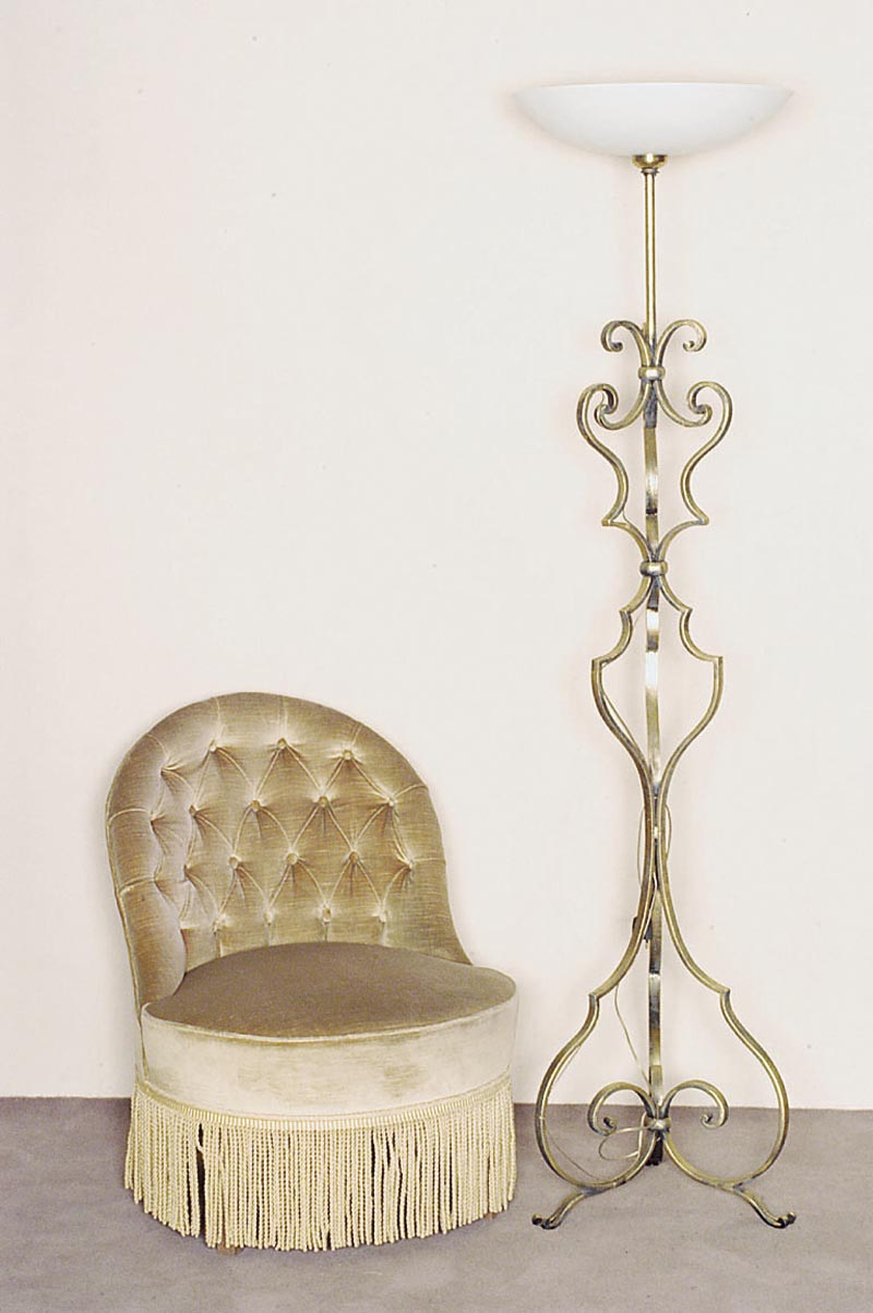 Stehlampe, Frankreich, um 1920, dreipÄssiger mehrfach geschwungener Metallfuß, gold gefaßt, ausladender farblos mattierter Glasschirm, ...