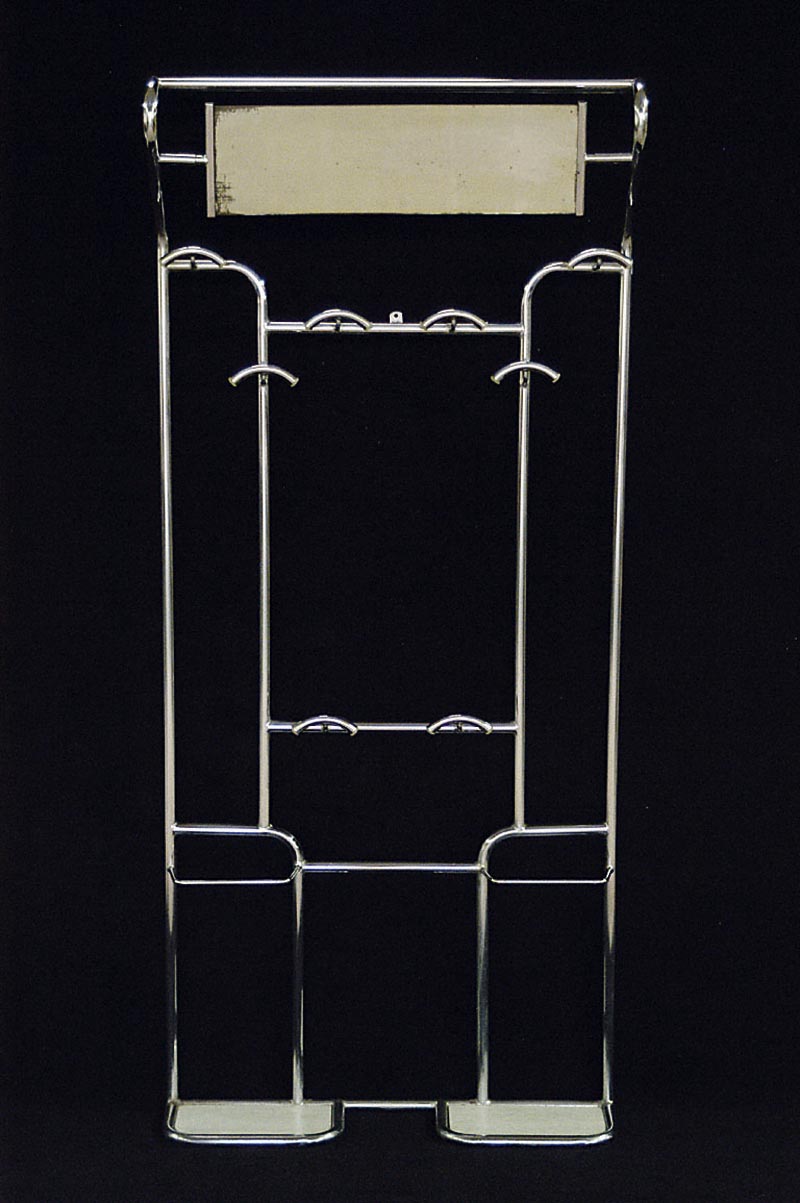 Gaderobe, Frankreich, um 1935/40, Metall verchromt, PlastikabschlÜsse, elegante LinienfÜhrung, Spiegel z.T. blind, TropfenfÄnger durch Platte ...
