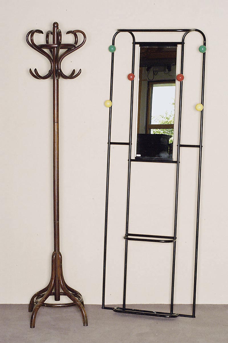 GaderobenstÄnder, wohl deutsch, um 1900/10, nach dem Vorbild von Thonet, Bugholz, FÜße 4-fach geschwungen, Halterung beschÄdigt, MittelsÄule ...