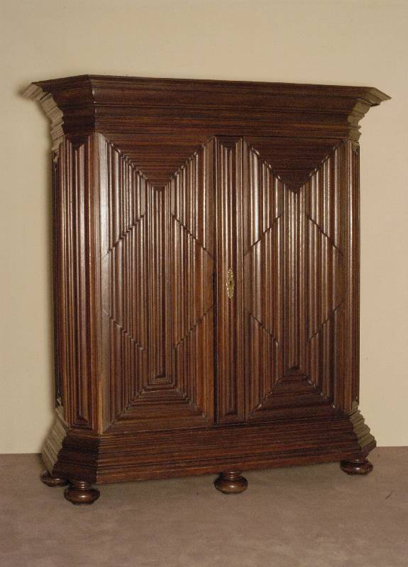 Wellenschrank, Schweiz/Basel, um 1730/35, Korpus Weichholz, Eiche massiv, schmale sich Über den Schrank verteilende Wellen, TÜr 28-fach gewellt, ...