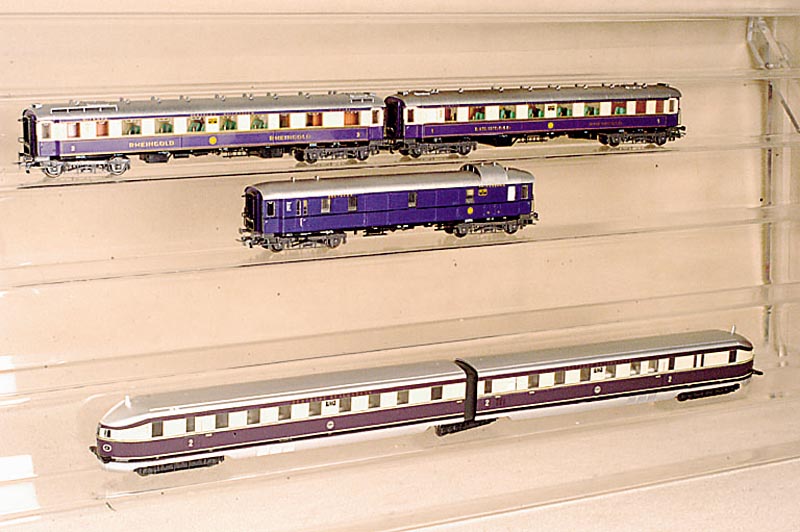 Modellbahnkonvolut "Rheingold", Liliput, Österreich, 70er Jahre, Spur HO, 5 Wagen, 2 Salonwagen 1. Klasse (mit und ohne KÜche), 2 ...