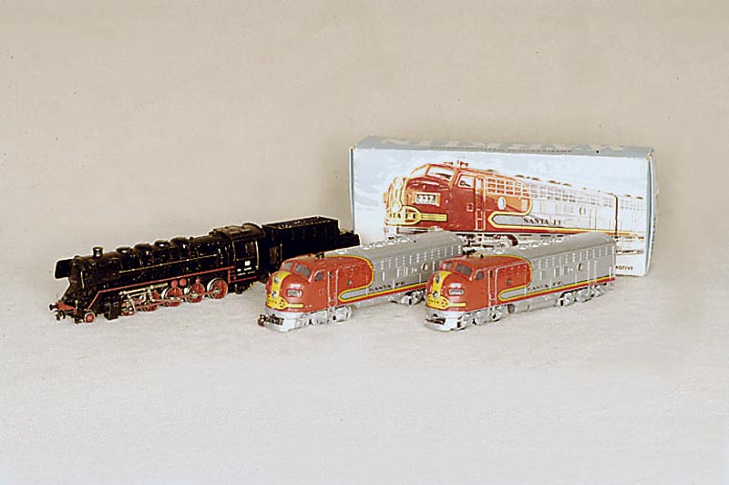 Amerikanische Diesellokomotive und ErgÄnzungsteil ohne Antreib, MÄrklin, 60er Jahre, Spur HO, Aufschrift "Santa Fe", Nr. 3060 (Lok, im ...