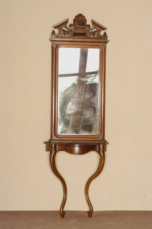 Konsole mit Spiegel, deutsch, um 1835/40 bzw. 1860/70, Unterteil Nußbaum massiv, geschwungen und gerieft, tief gearbeitet, seitlich geschwungen, ...