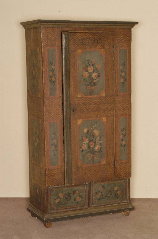 Hochzeitsschrank, sÜddeutsch/wohl Schwarzwald, um 1780, Korpus Weichholz, original Inneneinteilung, 3 FÄcher, Schubladen durch TÜr ...