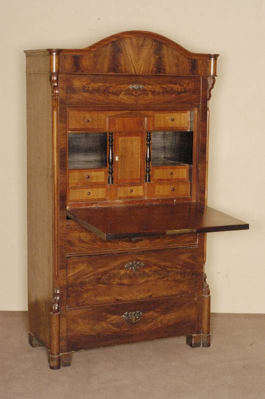 KlappsekretÄr, mitteldeutsch, um 1845/50, Korpus Weichholz, Pyramidenmahagonifurnier, z.T. gespiegelt verlegt, Ecken abgeflacht, aufgesetzte ...