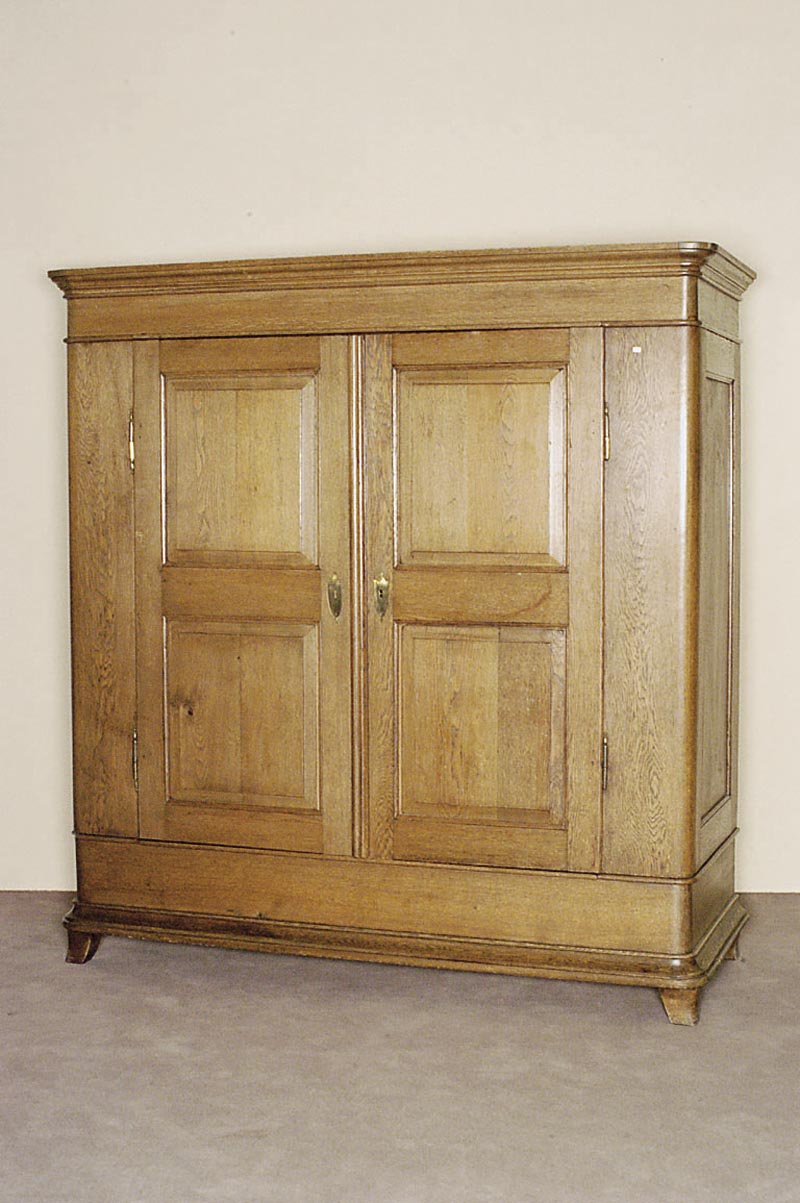 Biedermeierschrank, deutsch, um 1830, Eiche gewachst, geradliniger zweitÜriger Korpus mit gerundeten Seiten auf bewegten KlotzfÜßen, ...