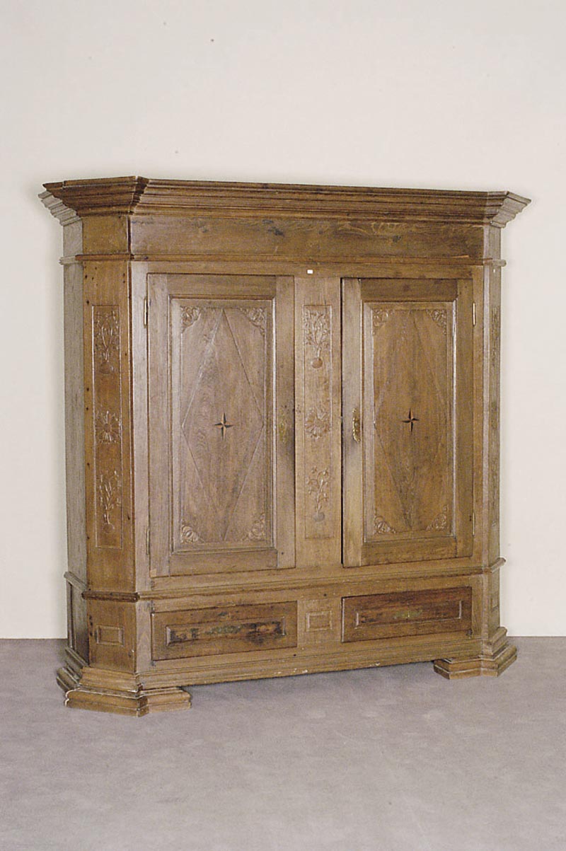 Schrank, deutsch/Westfalen, um 1830, Eiche massiv, zweitÜriger Korpus mit verkrÖpften Über Eck gesetzten Seiten, Über hohem zweischÜbigem ...