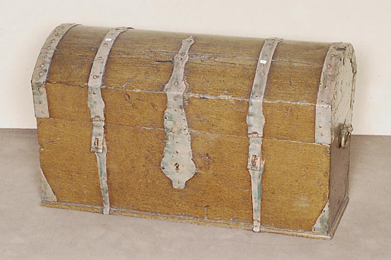 Kleine Truhe, deutsch/Westfalen, um 1840, Barock, Eiche massiv, konischer Korpus mit Beschlagwerk und seitlichen Griffen, farblich gefaßt ...