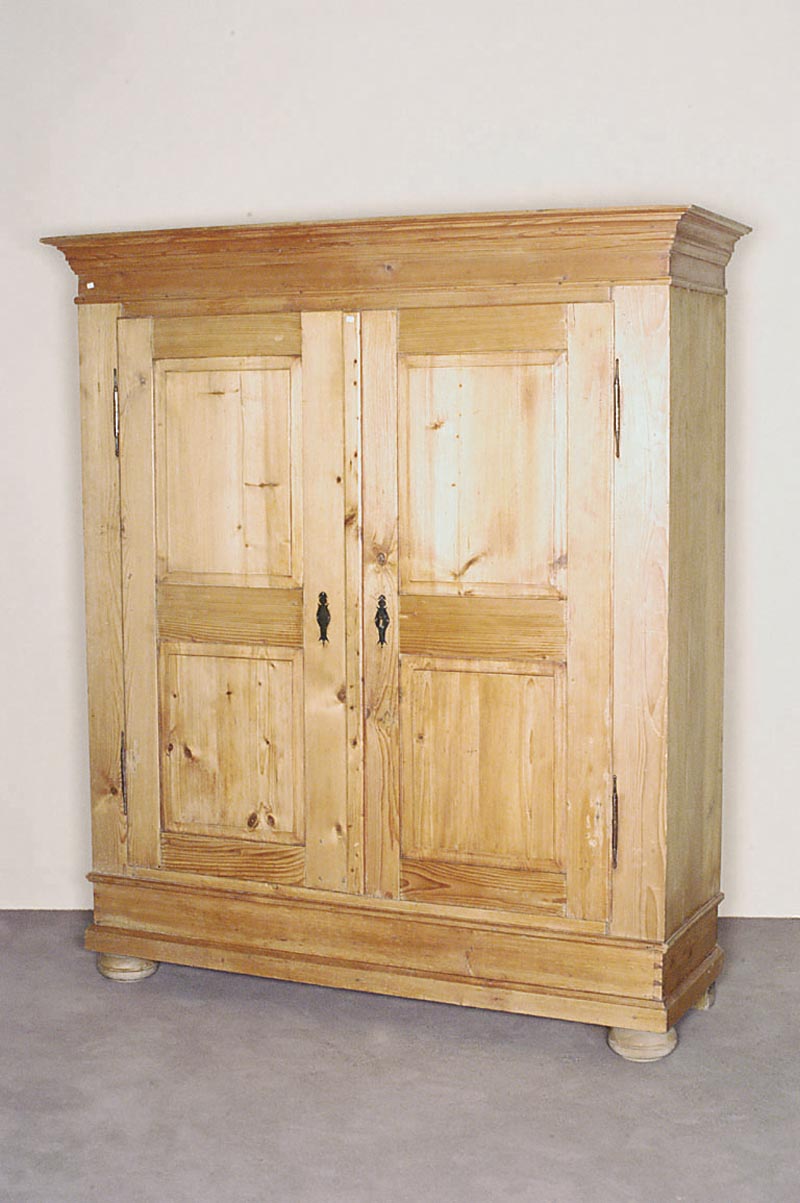Kleiderschrank, deutsch, um 1840, Weichholz massiv, zweitÜriger Korpus Über hohem Sockelgeschoß auf gedrÜckten KugelfÜßen, profiliertes ...