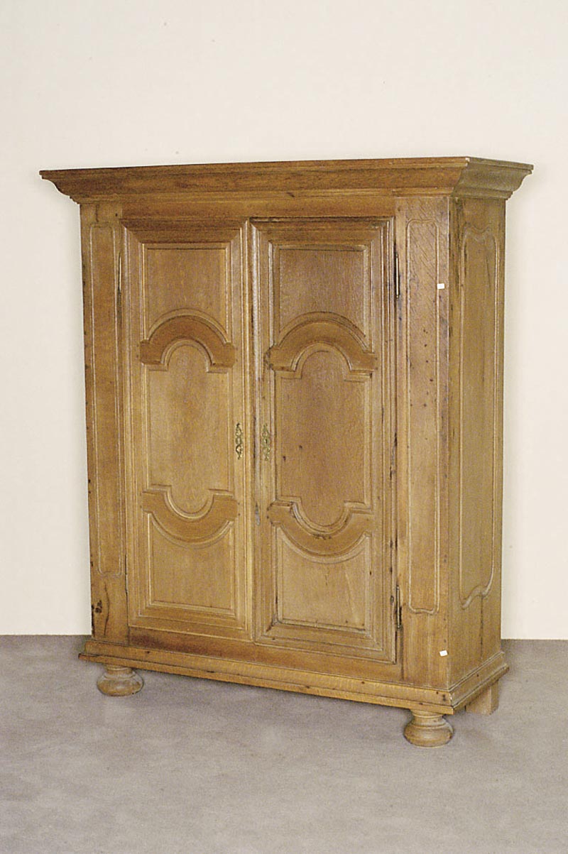 Kleiner Schrank, deutsch, im Stile des Barock, Eiche geschnitzt, zweitÜriger Korpus auf gestreckten KugelfÜßen, TÜren und Seiten mit profliert ...