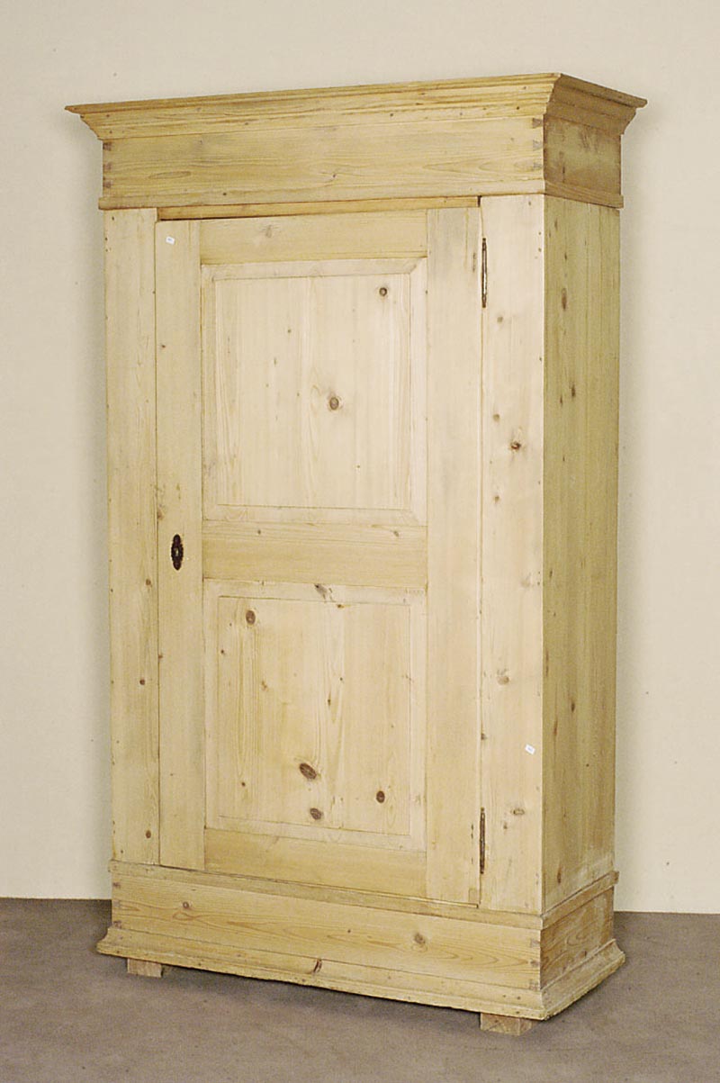 Kleider- bzw. WÄscheschrank, deutsch, 2. HÄlfte 19. Jhd., eintÜriger Korpus Über hohem Sockelgeschoß, auf KlotzfÜßen, hohes Friesbild, ...