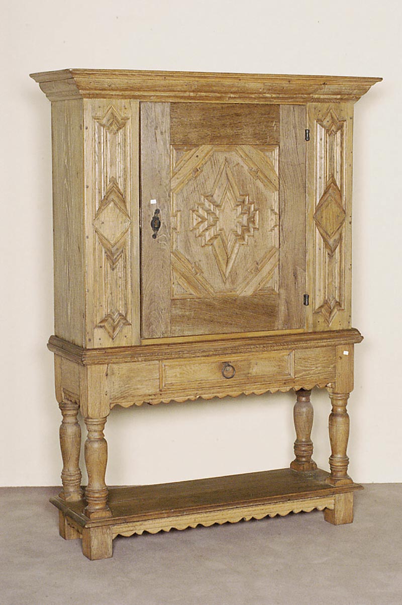 Stollenschrank, deutsch/Westfalen, Eiche massiv, eintÜriger Korpus mit Schublade auf hohen gedrechselten SÄulen, reich profilierte ...