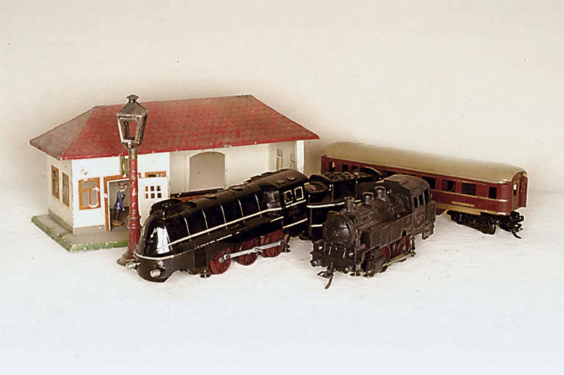 Eisenbahn, Zeuke-Bahnen, Berlin, um 1925/30, Spur O, Handaufzug, 3 Loks, ein Teil elektr., zwei Teile handaufzug, im Originalkarton, angschmutzt, ...