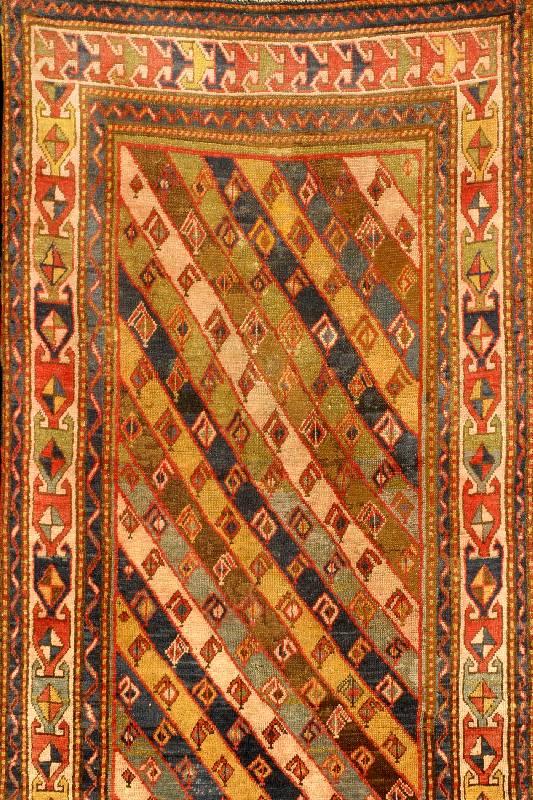 Streifen Gendje, SÜdrußland Zentralkaukasus . 19. Jahrhundert antik, Wolle auf Wolle, ca. 320 x 125 cm, SW: 4200.- EURO, Ehz: 4. Ein dia gonales ...