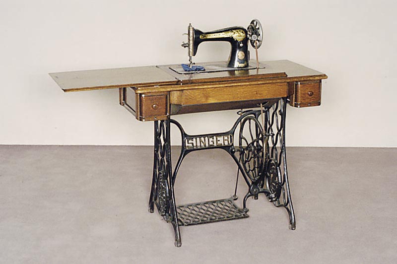 NÄhmaschine, deutsch, um 1900, Marke Singer, Maschine versenkbar, aufwendig gegossenes Untergestell, seitlich jeweils ein Schub, Maschine in ...