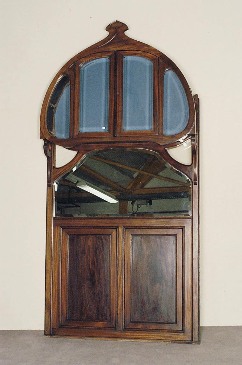 Wandvitrine, deutsch, um 1910, Jugendstil, Nußbaum massiv, Nußbaumfurnier, zweitÜriges Vitrinenteil mit vier facettierten GlaseinsÄtzen, ...