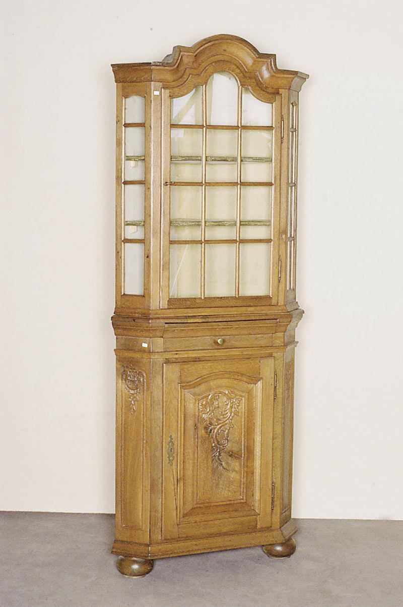 Eckschrank, deutsch/wohl bergisch, um 1900, im Stile des Barock, Eiche massiv und geschnitzt, eintÜriger Korpus mit verkrÖpften Seiten, auf ...