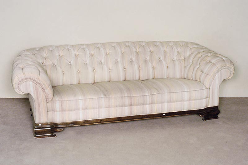 Sofa, deutsch, um 1920, Gestell Nußbaum massiv, geschwungene Polsterlehne, rot-braun gestreifter Bezug, mit eingelassenen PolsterknÖfen, ...
