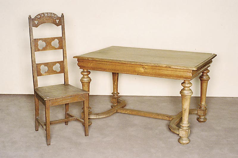 Tisch, deutsch, um 1870, Barockstil, Eiche massiv, vier gedrechselte Tischbeine durch Profilleisten gegenseitig verbunden, Tischplatte abgerundete ...