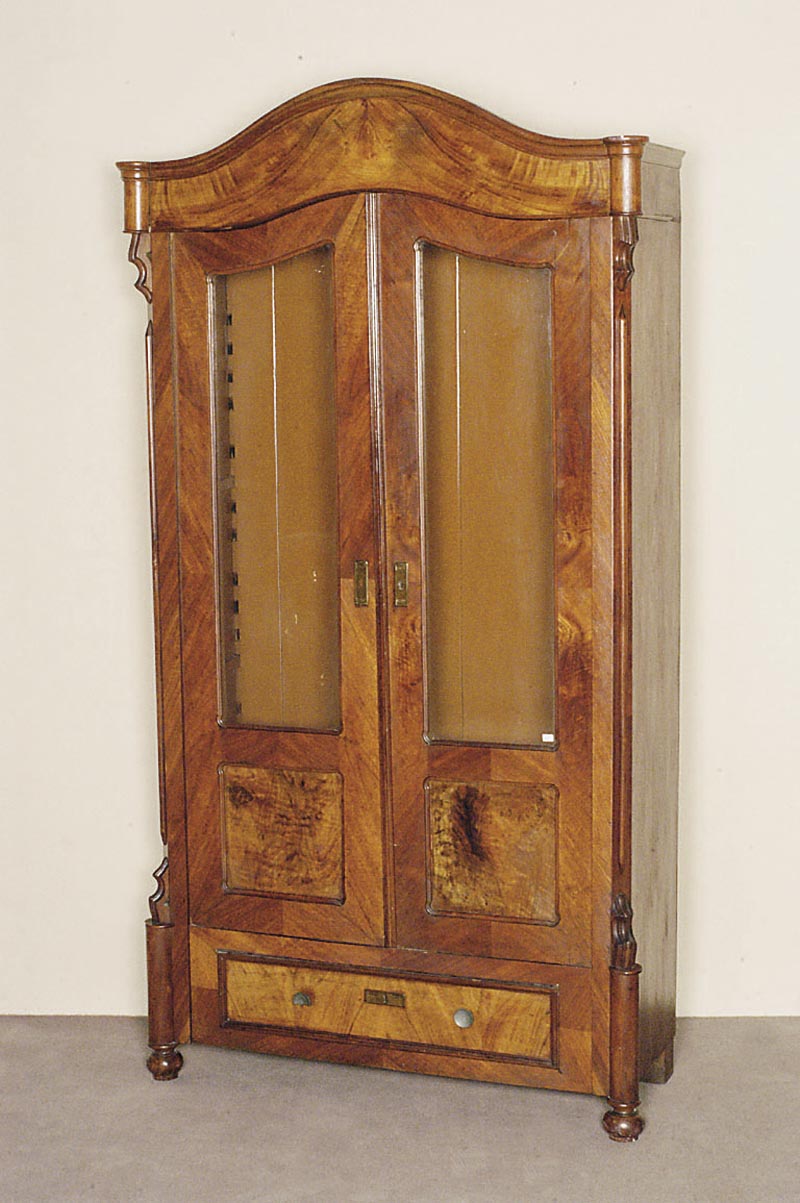 Kleiner BÜcherschrank, deutsch, um 1860, Nußbaum furniert und poliert, FÜllungsfelder Wurzelnußfurnier, geradliniger von Stablisenen ...