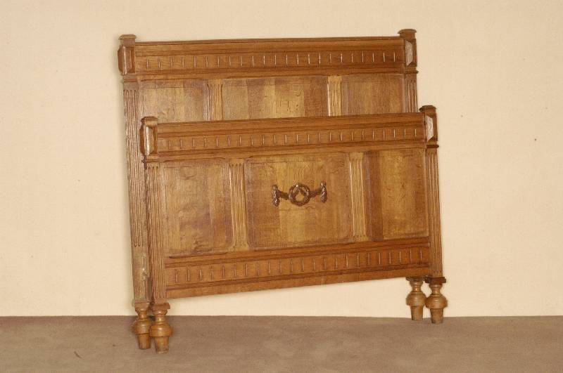 Bett, deutsch, um 1890, Eiche massiv, umfangreiches LÄngsrillendekor, gedrechselte BettfÜße, aufgesetzte Schnitzerei in Schleifenform, ...
