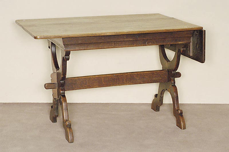 Bauerntisch, deutsch, um 1900, Eiche massiv, Tischbeine in Form von gekreuzten geschwungenen Auslegern, Tischplatte einseitig klappbar, ein ...