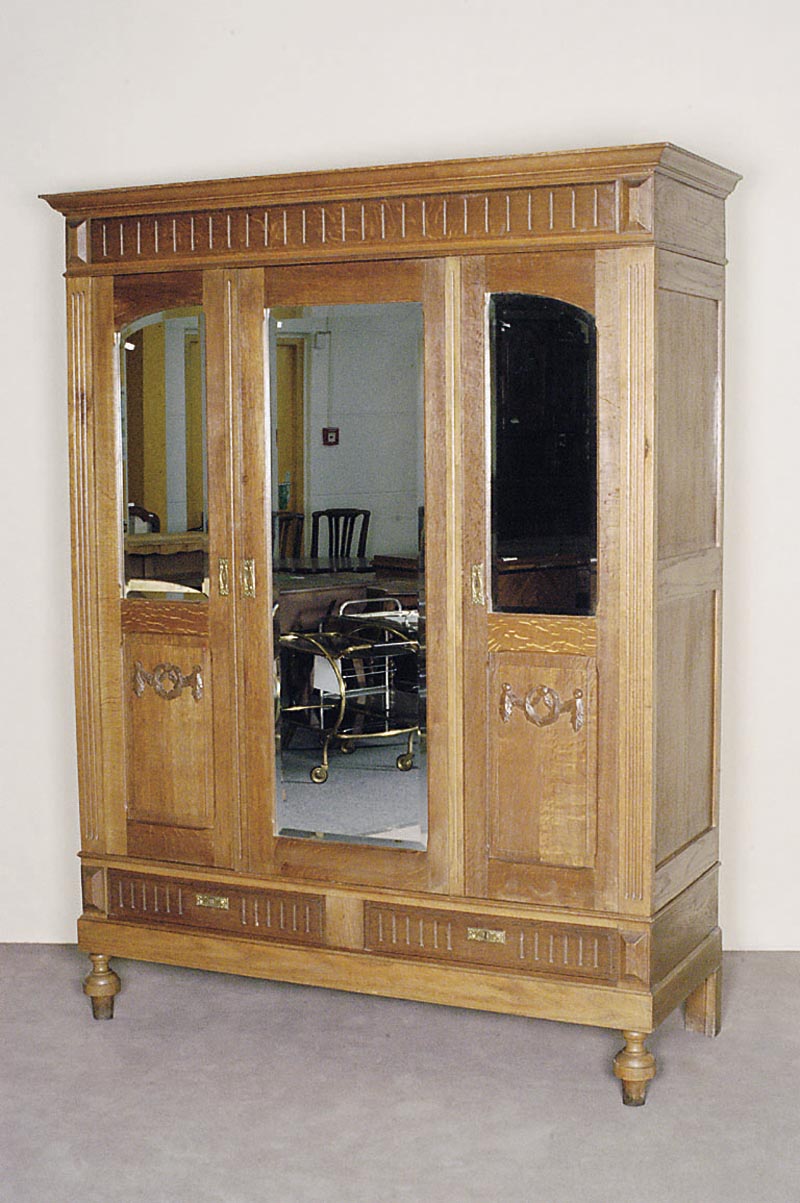 Kleiderschrank, deutsch, um 1880, Eiche und Weichholz massiv, dreitÜrige Front mit facettiertem Spiegelglas, aufgelegte Schnitzerei in ...