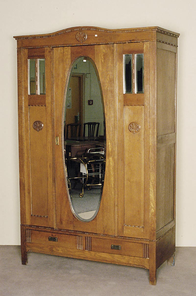 Kleiderschrank, deutsch, um 1900, Eiche und Weichholz massiv, dreitÜrige Front mit facettiertem Spiegelglas, MitteltÜr ovale Form , ...