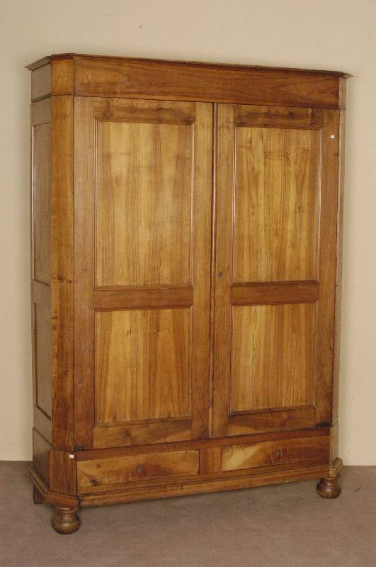 Kleiderschrank, Frankreich, um 1840, Weichholz und Nußbaum massiv, Nußbaumfurnier, zweitÜriges MÖbel mit gerahmten Inlets, verkrÖpfte Ecken, ...