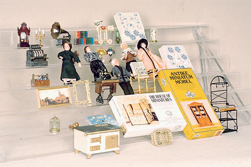 Grosses Konvolut PuppenstubenzubehÖr und Puppenhaus, 2. HÄlfte 20. Jh., USA, ZubehÖr und Haus der Marken Real Good Toys, House of Miniatures, ...