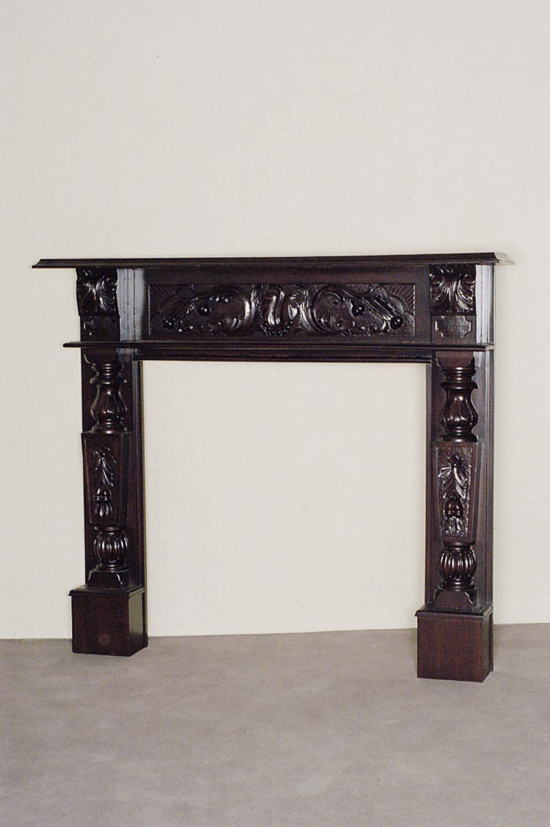 Kaminumbau, wohl England, im Neo-Renaissancestil, Rotholz massiv, vorgesetzte eckige SÄulen geschnitzt, Gebrauchsspuren, ca. 125x145x24 cm