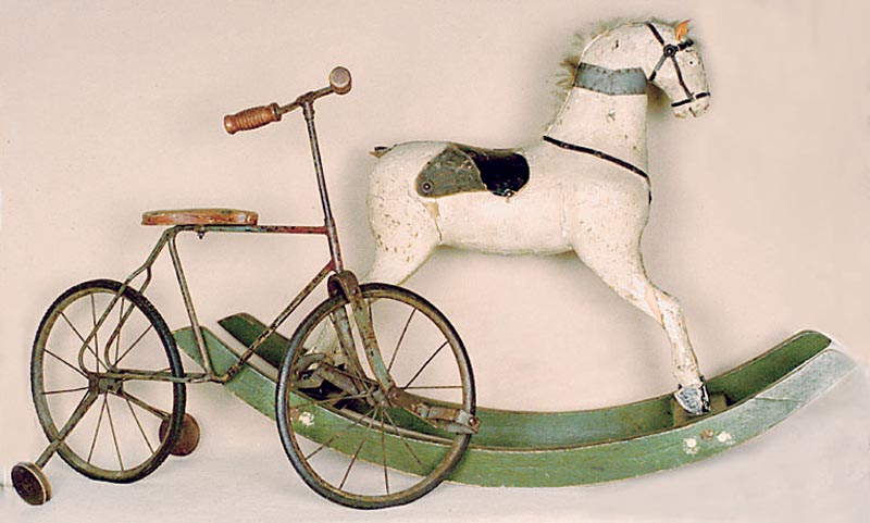 Schaukelpferd und Dreirad, deutsch, 30er/40er Jahre, Pferd bunt gefasst, mit Gebr.-Spuren, Dreirad, altersbed. korrodiert