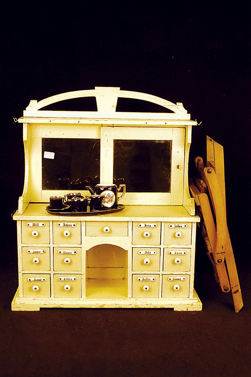 Ladentheke fÜr Kinder, deutsch, um 1920/30, Holz, beige gefasst, mit verschiedenen, beschrifteten Schubladen, wie z.B. Mehl, Zucker, Salz, etc., ...