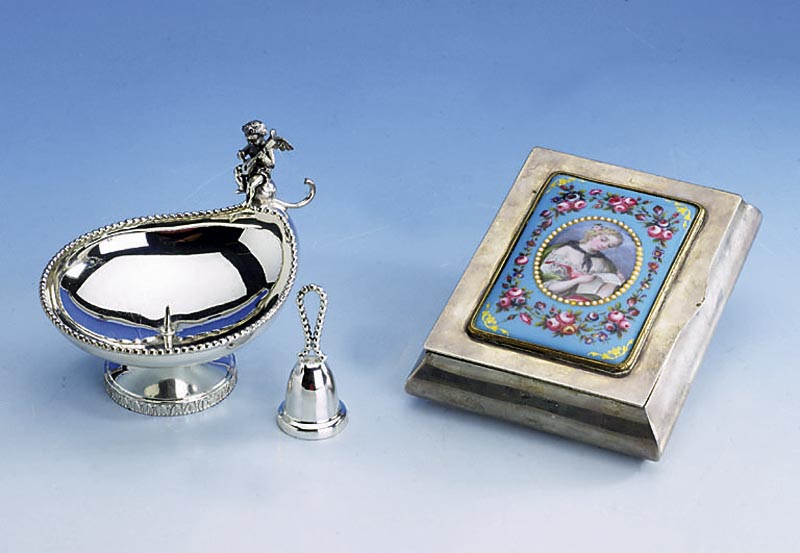 Deckeldose, Österreich, Wien um 1870/80, 935er Silber, Meistermarke unged., Deckel mit eingelassenem Emailbild: a la bosse, z.T. Pressemail, ...
