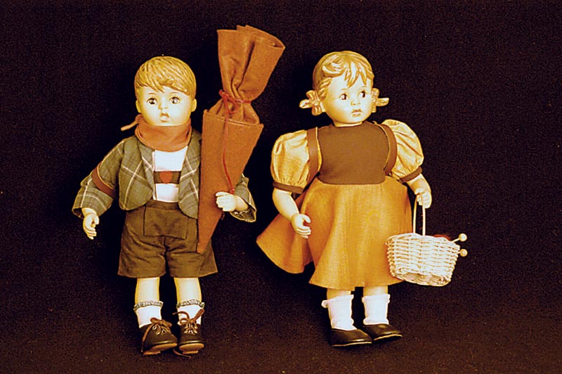 Hummelpuppe, Porzellan, 80er Jahre, Erster Schulgang, Junge, Hum 522, im orig. Karton, H. ca. 35 cm, sammelwÜrdig