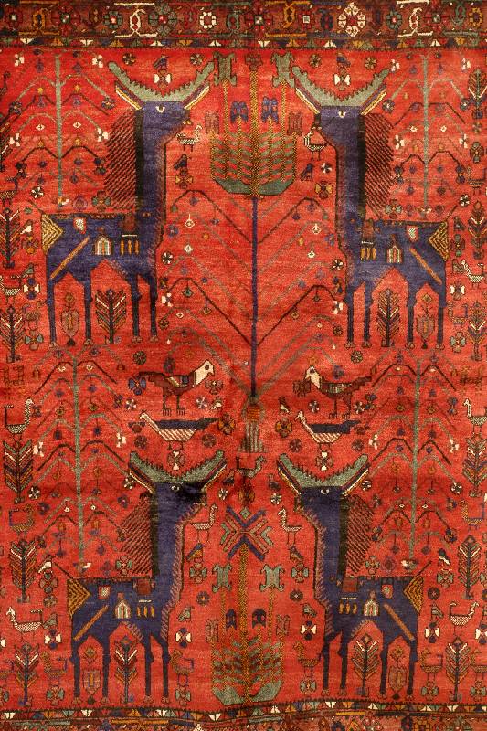 Nomaden Teppich, Persien, um 1950, Wolle auf Baumwolle, ca. 197 x 158 cm, EHZ: 2. Ausge zeichneter Zustand. Hirsch Motive im Fond, sel tenes Muster.
