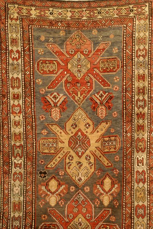 Kazak Antik, Kaukasus, um 1890, Wolle auf Wolle, ca. 242 x 125 cm, SchÄtzwert: 3200.- EURO, EHZ: 3. SchÖner Kaukase in milden und za rten ...