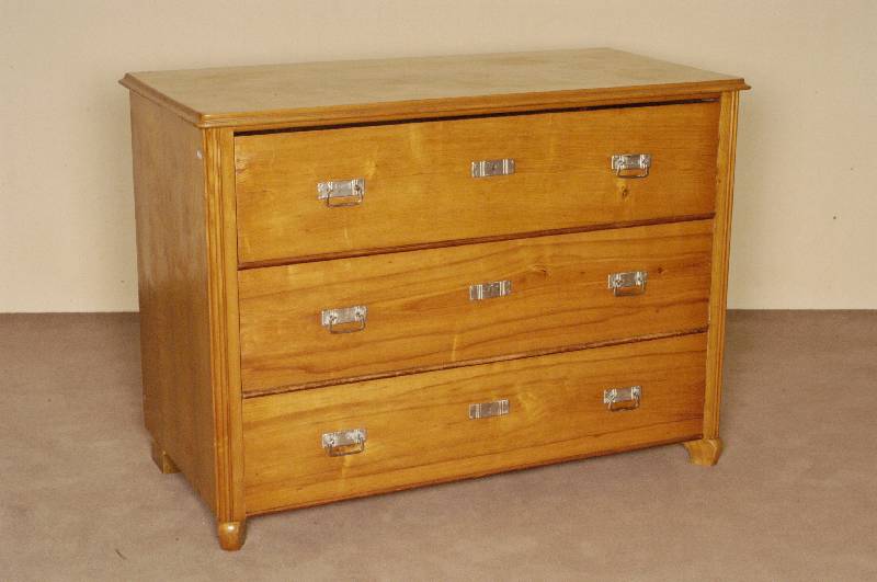 Kommode, um 1880/90, Esche massiv, 3-schÜbig , GebrauchsschÄden, ohne SchlÜssel, ca. 93x128x62 cm