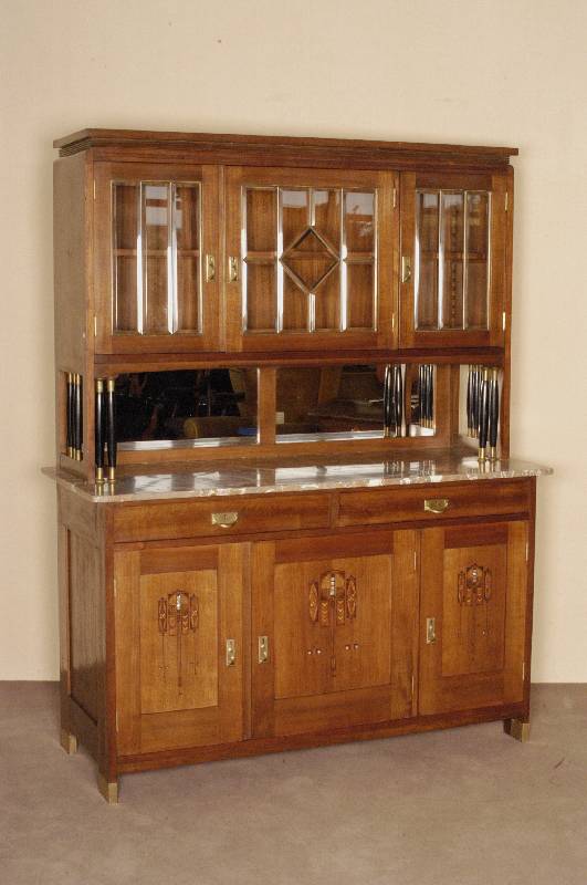 Buffet, um 1930/40, Nußholzfurnier, Oberteil mit prismierter, von Messingleisten eingefaßter Verglasung, die TÜren im Unterteil aufwendig ...