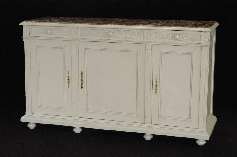Buffet, SÜdfrankreich, um 1900, drei abschließbare KassettentÜren, drei Schubladen, aufwendige Reliefschnitzereien in floralem Dekor sowei ...