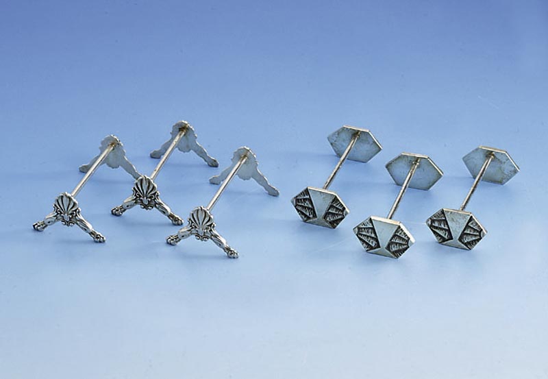 6 MesserbÄnkchen, wohl Frankreich um 1920, Metall versilbert, L ca. 8 cm, stil. Akanthus- blattdekor, sehr reprÄsentativ
