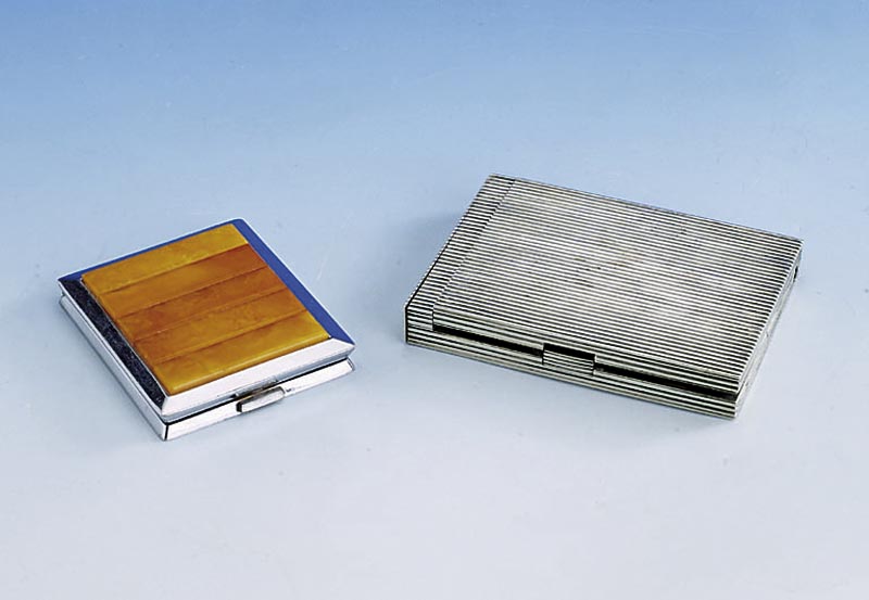 Zigarettenetui, wohl Frankreich um 1900, 900er Silber, Punze unged., integrierter StreichholzbehÄlter mit ReibeflÄche, ausgefallen, innen ...