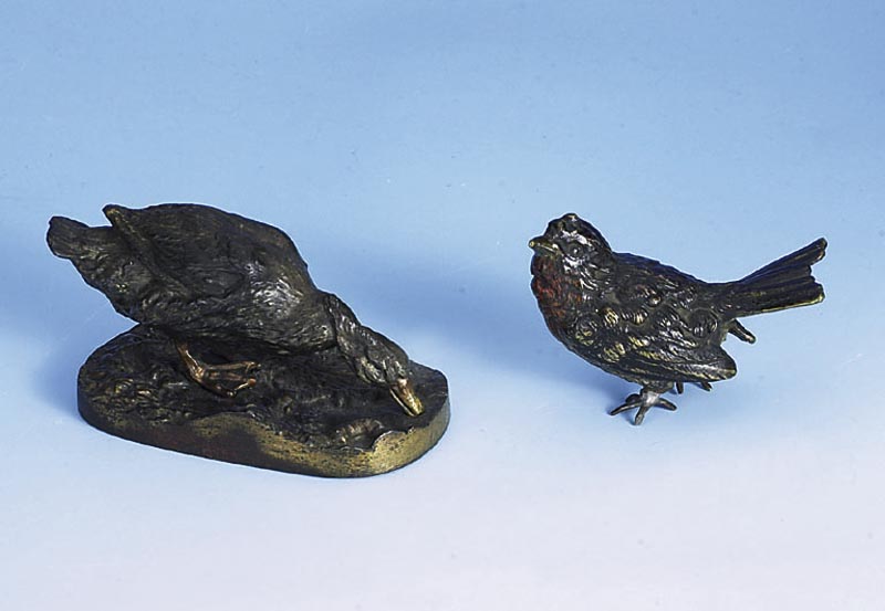 Wiener Bronze in Form eines Rotkehlchens, um 1900, rot staffiert, berieben, vollplast., naturalistische AusfÜhrung, H ca.6 cm, bez. geschÜtzt