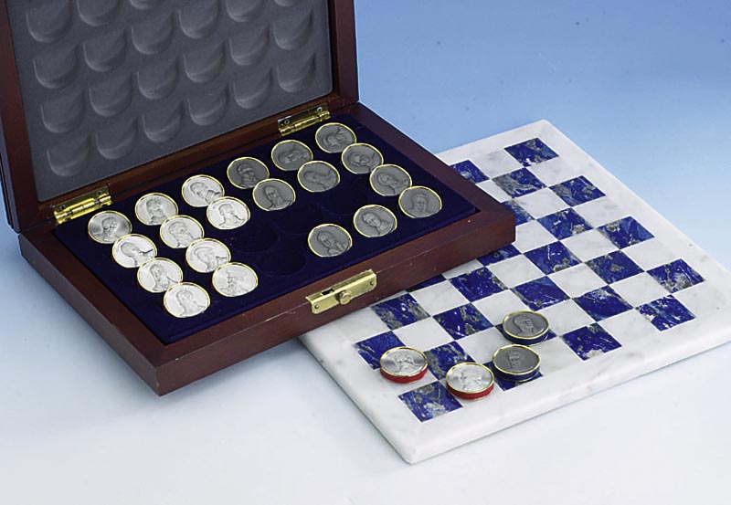 Dame-Spiel, best. aus: 24 Spielsteinen: Die Schlacht von Waterloo, Metall mit blauem und rotem Lack, dazu Damebrett aus weißem Marmor und ...