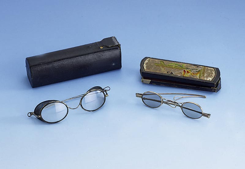 Brille, RG 333/000 gepr., deutsch um 1820/30, ausgefallen, Seiten hoch- klappbar, sammelw., in altem Etui (abgegrif- fen)