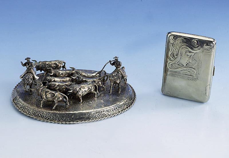 Skulptur, Spanien nach 1950, 800er Silber. Meistermarke unged., Darst. Zusammen- treiben einer Stierherde von 2 Cowboys (1 Reiter lose), ca. 340 ...